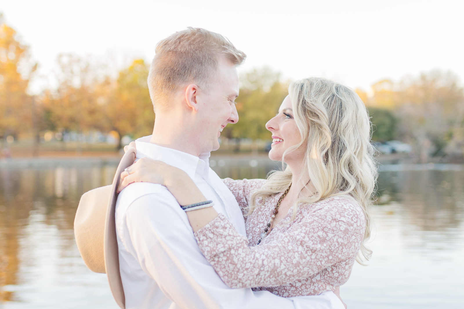 nashville-fall-mini-sessions-2025-romantic-couple-in-autumn-park