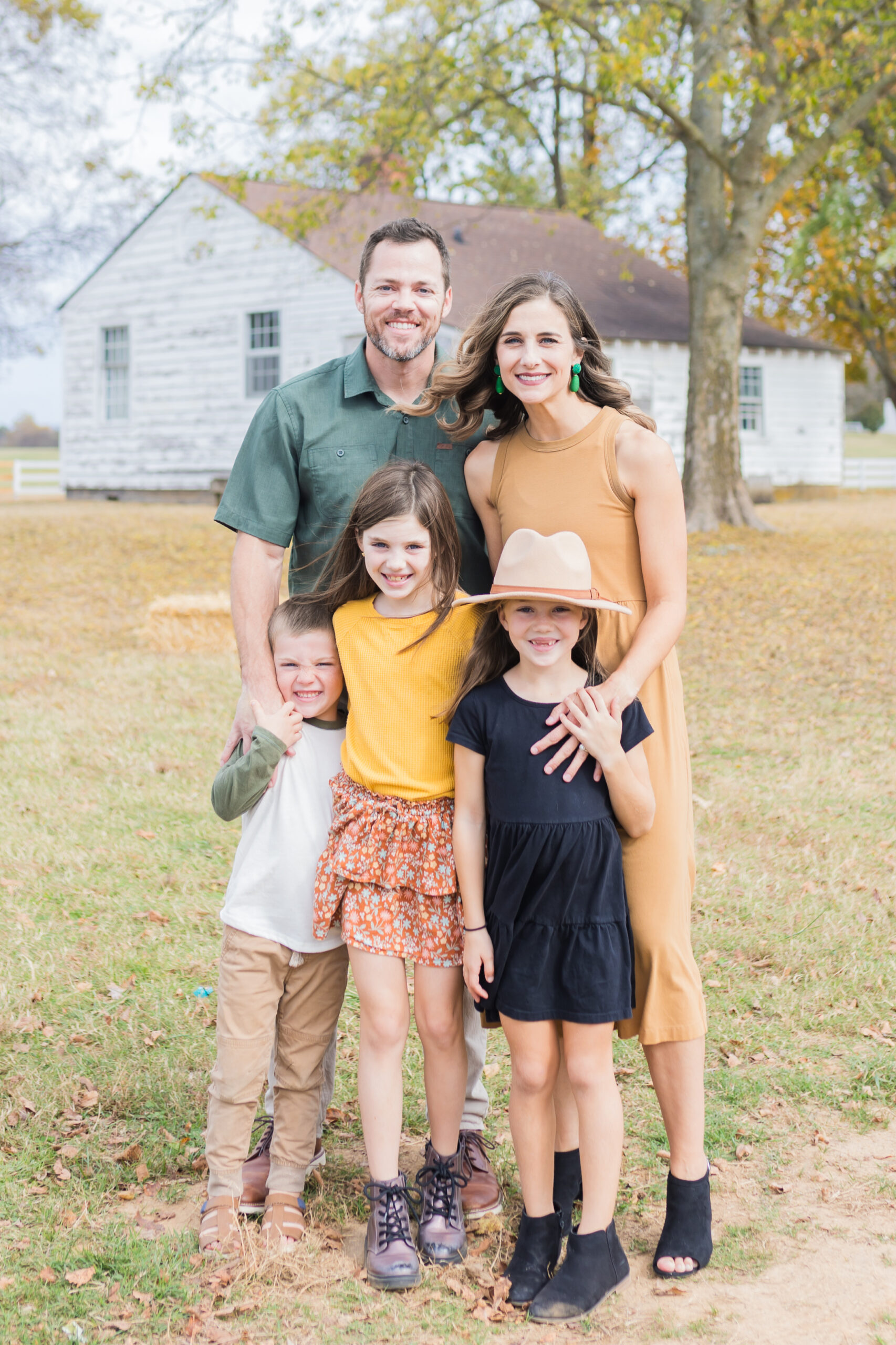 nashville-fall-mini-sessions-2025-family-posing-for-holiday-card-portrait