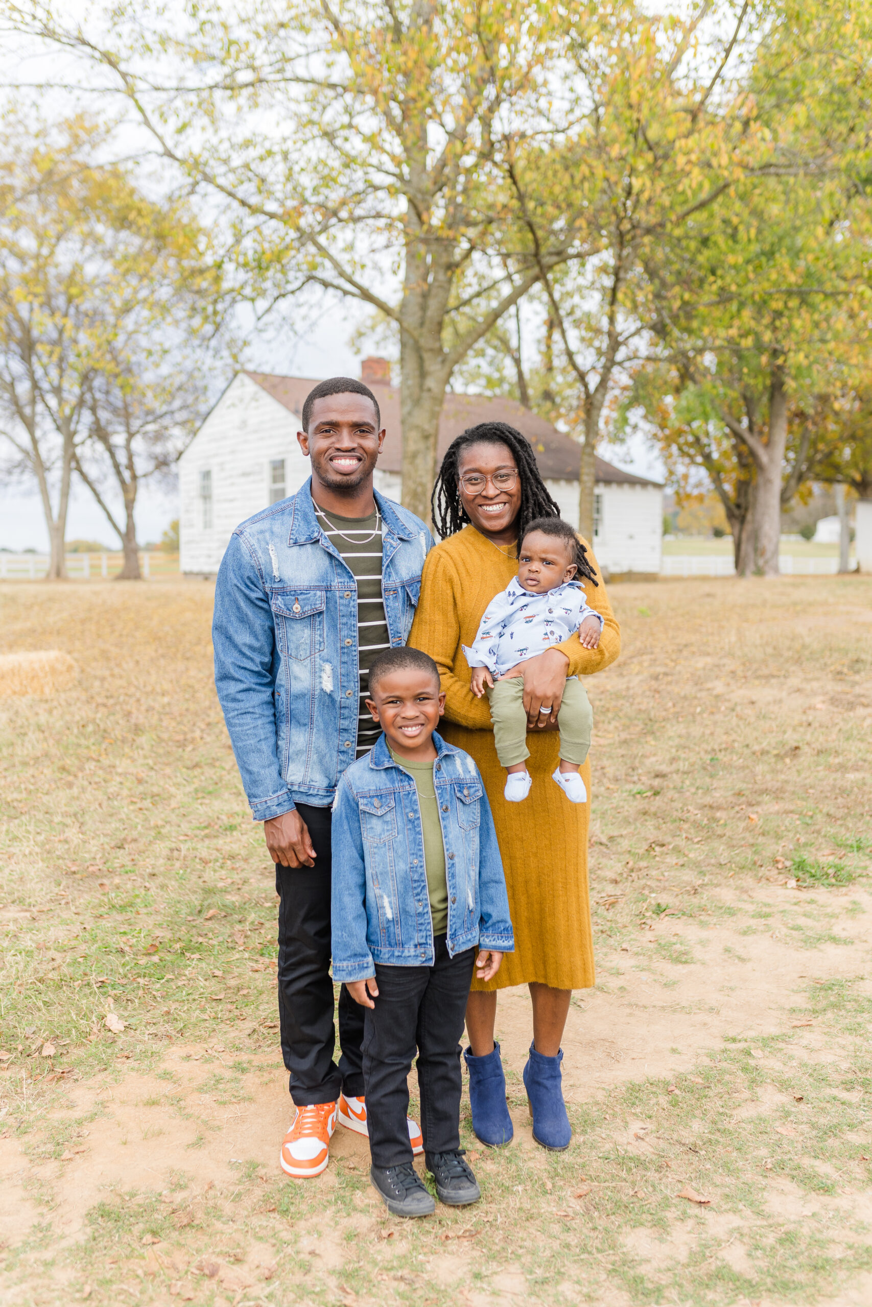 nashville-fall-mini-session-2025-family-smiling-for-holiday-card-photos